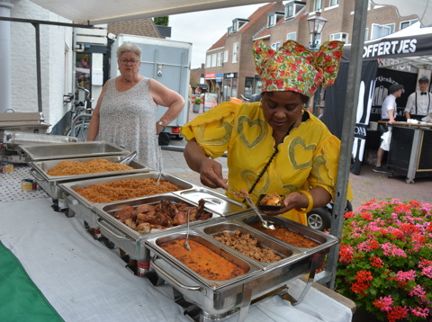 Uitdelen van gratis eten bij Keti Koti in Spakenburg