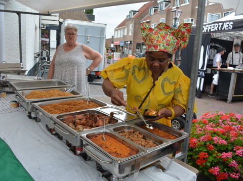 Uitdelen van gratis eten bij Keti Koti in Spakenburg