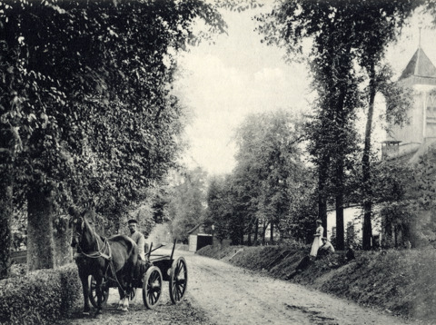 Gezicht op de Wackersweg en de dijk bij Eemnes
