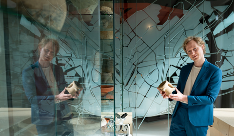 Alexander van de Bunt bij de Archeohotspot in Castellum Hoge Woerd