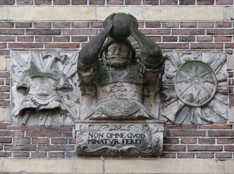 'NON OMNE QUOD / MINATUR FERIT.' (‘Niet alles wat dreigt slaat toe’)