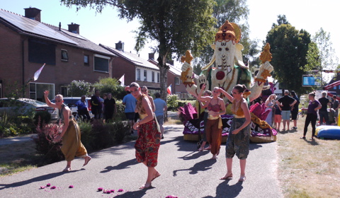 De wagen van bouwgroep de Poentjes tijdens het Bloemencorso Leersum