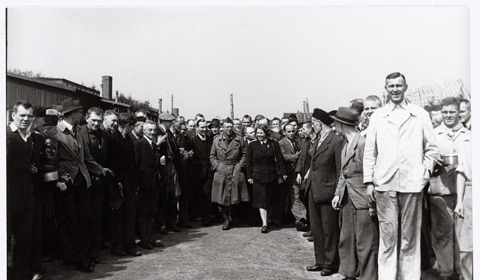 Loes van Overeem bij de Bevrijding van Kamp Amersfoort