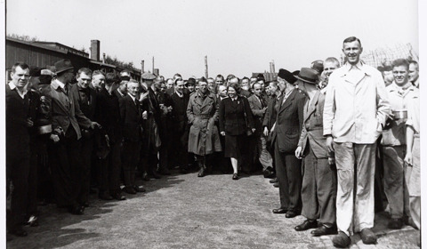Loes van Overeem bij de Bevrijding van Kamp Amersfoort