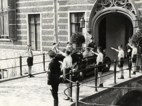 aankomst van A.A. Mussert bij Paushuize