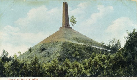 Gezicht op de pyramide van Austerlitz te Austerlitz uit het zuidwesten
