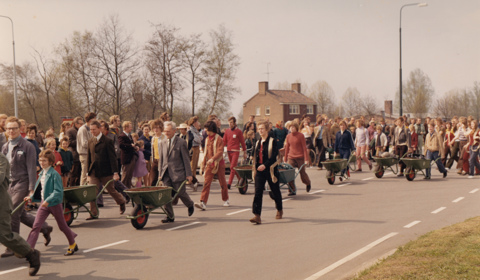 De kruiwagentocht vertrekt onder grote belangstelling