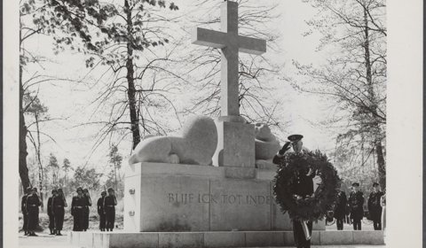 Kranslegging bij Nationaal Legermonument op de Grebbeberg