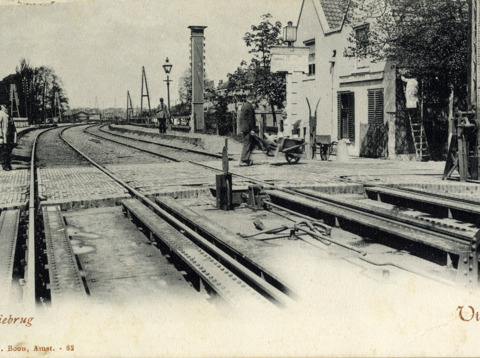 Gezicht vanaf de Jeremiebrug op de spoorwegovergang in de Westerkade te Utrecht
