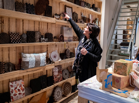 De muur met houten blockprints in De Katoendrukkerij