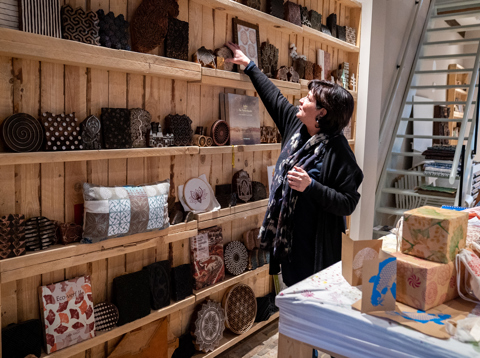 De muur met houten blockprints in De Katoendrukkerij