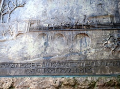 Close-up van het monument aan de Tolsteegbarrière