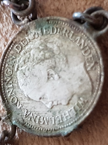 Fragment van armband van zilveren dubbeltjes