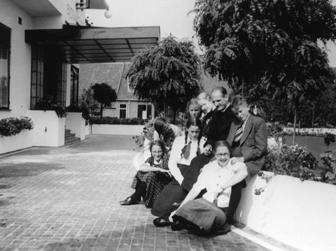 Acht kinderen uit het gezin Jongerius op de oprijlaan voor het woonhuis