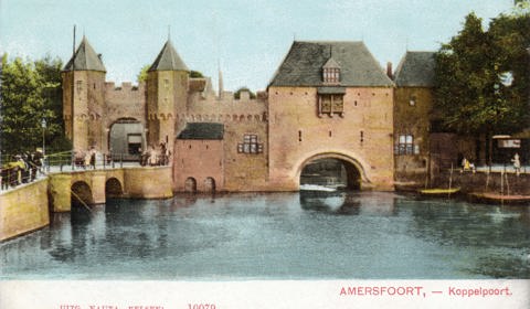 Gezicht op de Eem en de Koppelpoort te Amersfoort uit het noordwesten
