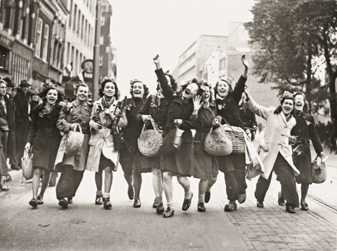 Groep vrouwen host arm in arm over het Vredenburg in Utrecht op de dag van de bevrijding