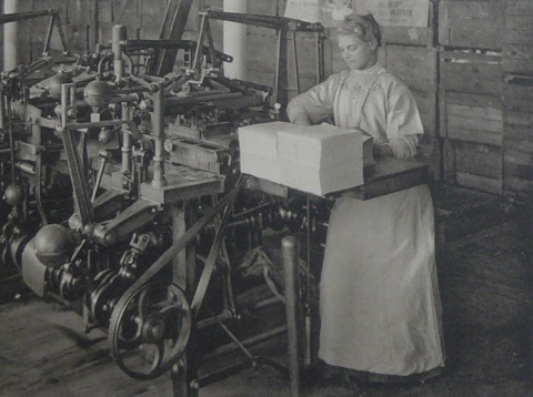 Met de plakmachine worden hulzen gemaakt om zeeppoeder in te verpakken