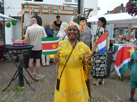 Hélène voor haar kraam in Spakenburg tijdens Keti Koti