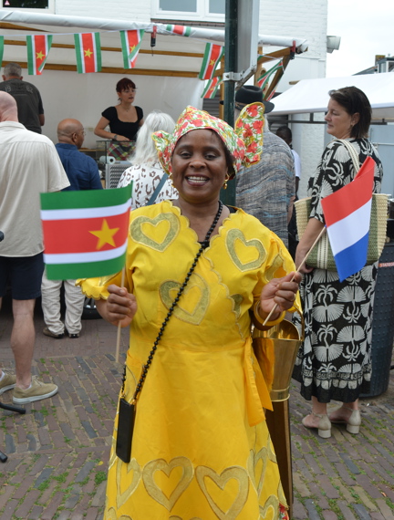 Hélène voor haar kraam in Spakenburg tijdens Keti Koti