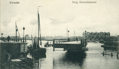 Gezicht op de Muntbrug over het Merwedekanaal te Utrecht