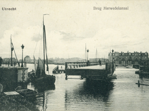 Gezicht op de Muntbrug over het Merwedekanaal te Utrecht