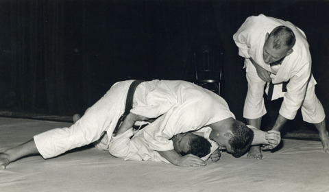 Een judowedstrijd van Anton Geesink