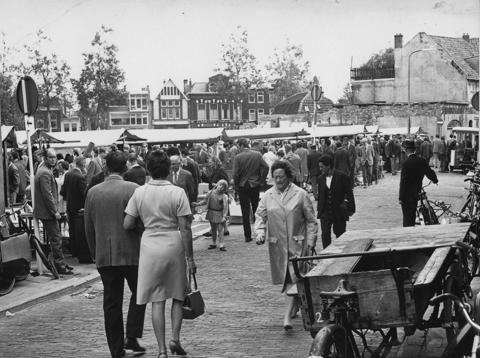 Tijdelijke straatmarkt in een afgebroken deel van Wijk C