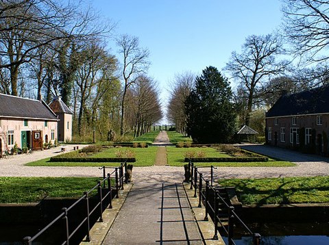 Huis te Linschoten oprijlaan