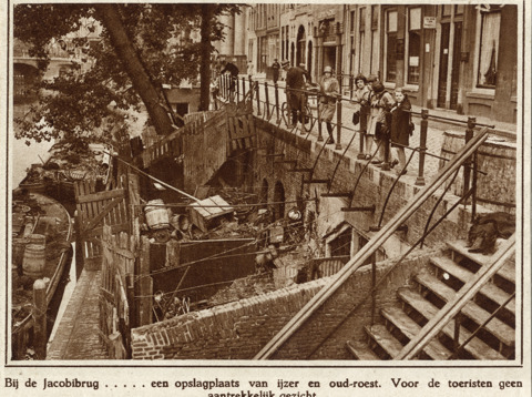 Gezicht op de werfkelder ter hoogte van Oudegracht 53 bij de Jacobibrug te Utrecht