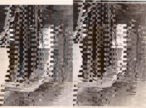 Brunis (l) en Gijs op de scheepswerf bij roeiboot in wording