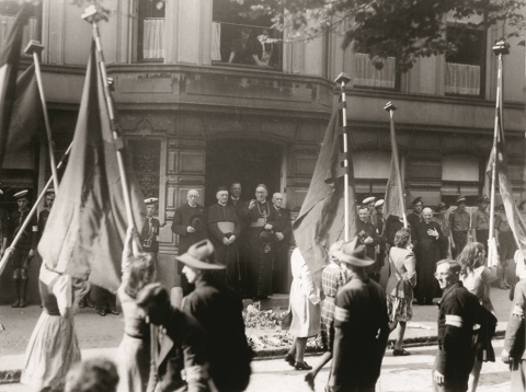 Rooms-katholieken brengen een eerbetoon aan aartsbisschop Jan de Jong bij zijn paleis op Maliebaan 40 te Utrecht