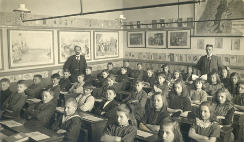 Klas van de Nederlands Hervormde Gemeenteschool, rechts hoofdonderwijzer W.G. van de Hulst
