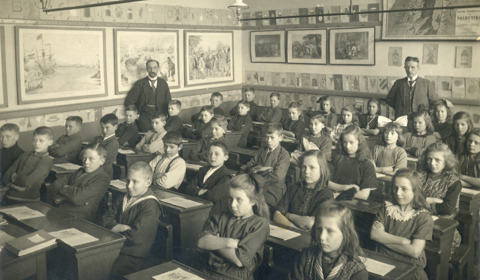 Klas van de Nederlands Hervormde Gemeenteschool, rechts hoofdonderwijzer W.G. van de Hulst