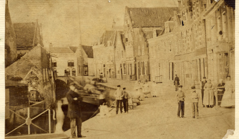 De Havenstraat met rechts locatie herberg De Witte Leeuw Oudewater