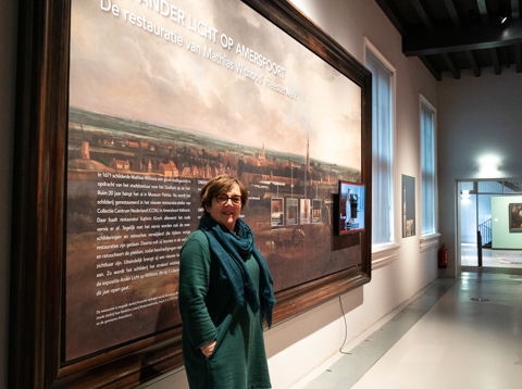 Lydia bij een informatiebord over “Het grote stadsgezicht van Amersfoort”