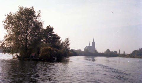 De kerk van Vinkeveen gezien vanaf de plassen