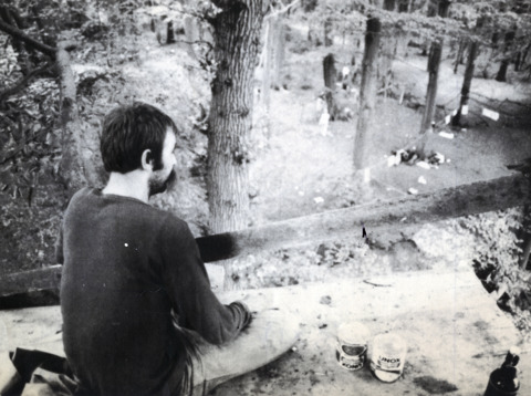 Actievoerder in een boomhut