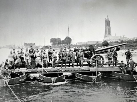 Verplaatsing van een kanon over de Rijn bij Rhenen