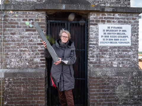 Hennie Heuff met de loden koker van Generaal de Marmont