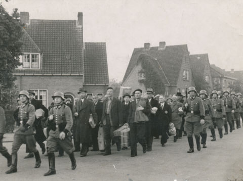 Gevangenen van Kamp Amersfoort onderweg in Amersfoort
