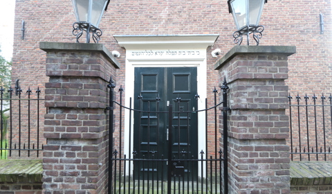 Synagoge, poort en ingang aan de Drieringensteeg