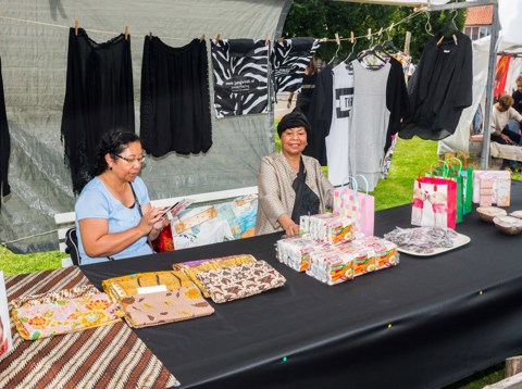Gebatikte stoffen op de markt tijdens Pasar Malam