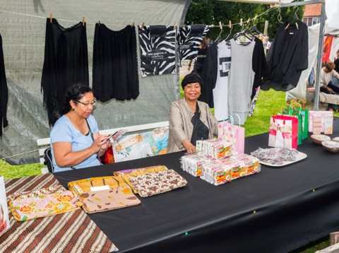 Gebatikte stoffen op de markt tijdens Pasar Malam