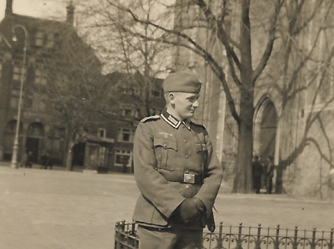 Duitse soldaat op het Domplein, met rechts op de achtergrond de Domkerk