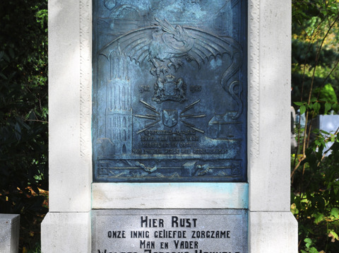 Plaquette op de graven van Wolter Heukels en Leendert Lans