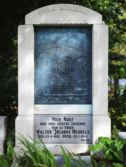 Plaquette op de graven van Wolter Heukels en Leendert Lans
