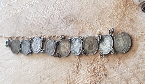 Armband van zilveren dubbeltjes