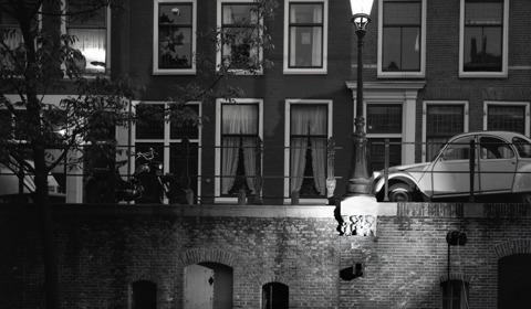 Nieuwegracht 73 (rechts) te Utrecht, bij avond