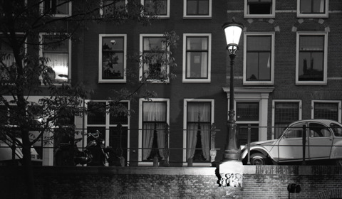 Nieuwegracht 73 (rechts) te Utrecht, bij avond