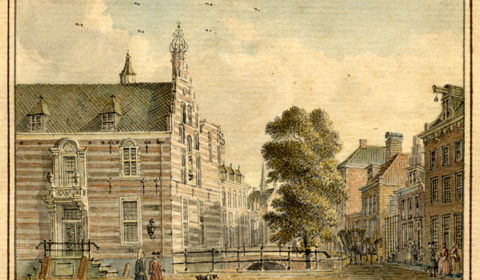 Gezicht op de Kromme Nieuwegracht te Utrecht met links Paushuize, uit het westen.